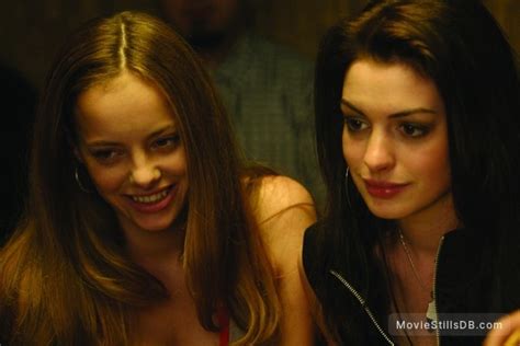 anne hathaway sesso|Anne Hathaway and Bijou Phillips